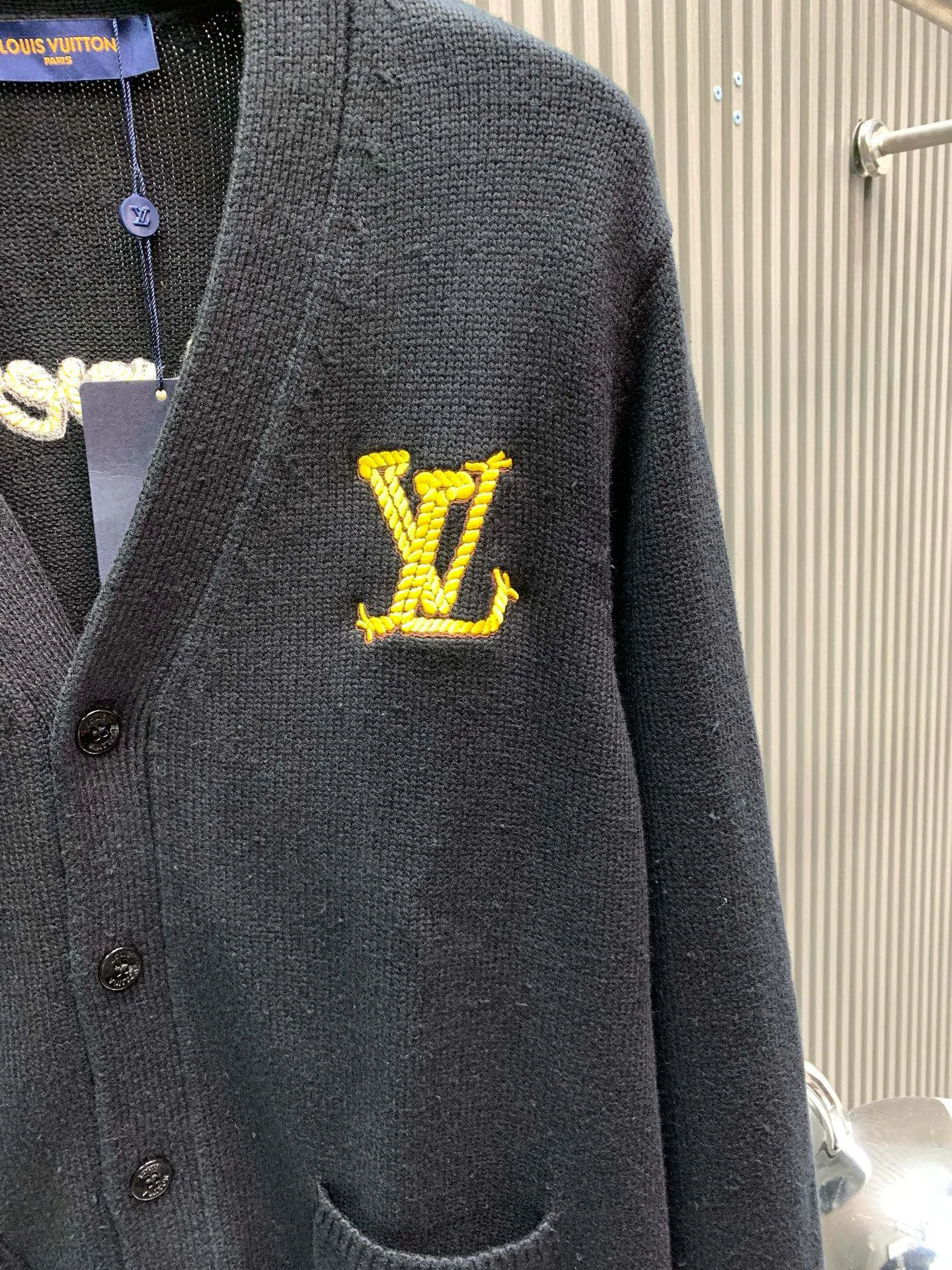 🅿️420 🀄️ Louis Vuitton 1*v25 new autumn and winter new knitted jacket with large logo on the chest. The yarn is 32-count double-ply yarn. It is composed of 30% wool and 70% cotton. It has the warmth of wool and the comfort of cotton. The color must be dyed. After five times of color adjustment, it is reactive black. The fabric is made by an imported 5-needle Stoll intarsia machine. This still needs to be made by an imported machine for better results. The thread effect is 2×1 thread material with silk processing inside. It is not easy to deform when washed. The embroidery thread is dyed wool thread. It is embroidered by a high-density Tajima machine. The embroidery order is from the outside to the inside layer by layer. The size order direction is completely consistent with zp. The threads on the back of the heart are all hand-knotted. The buttons are made of real horn buttons. The horn texture is natural and appears randomly. It has been used many times in our clothing. The letter logo is laser engraved. It is also consistent with zp after testing many times. Buttons are sewn by hand in the same direction
